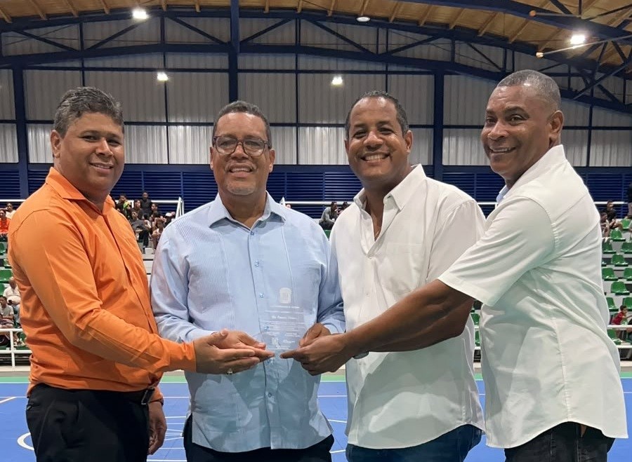 Ramón Chávez R. recibe reconocimiento por su labor comunitaria en Ciudad Juan Bosch