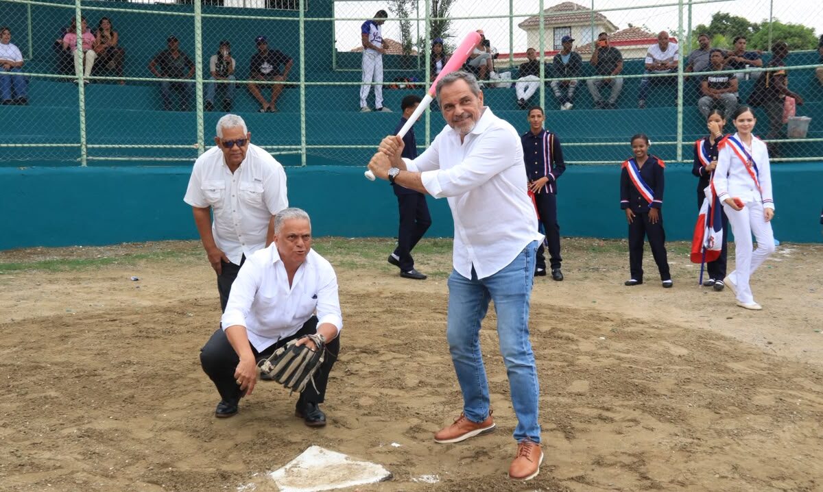 Comisionado Junior Noboa destaca celebración por 67 años del Doble A de Santiago