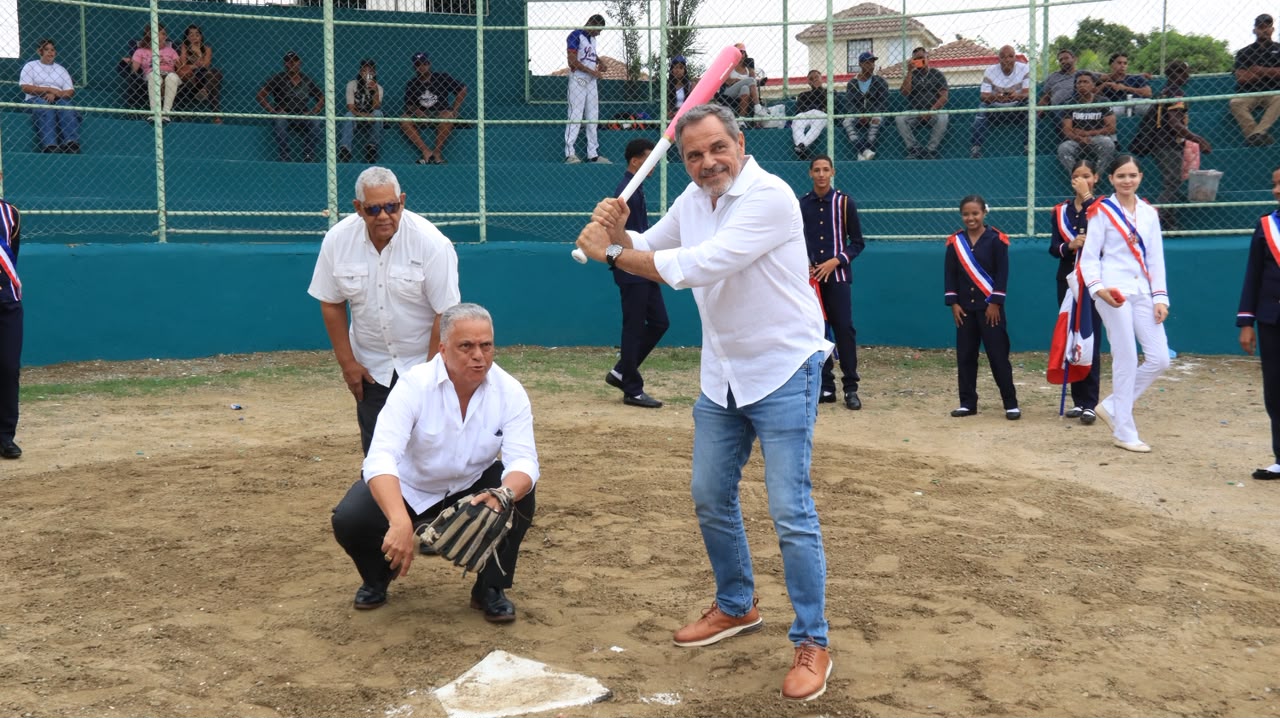 Comisionado Junior Noboa destaca celebración por 67 años del Doble A de Santiago
