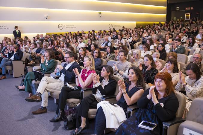 Oncólogos rechazan sanciones a farmacéuticas por financiar congresos médicos