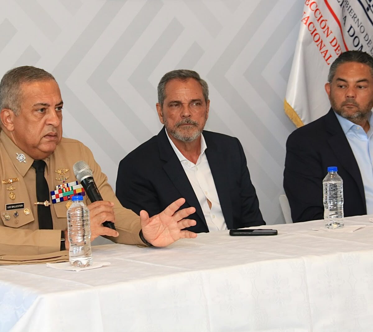 Comisionado de Béisbol y Migración buscanmejorar permisos y documentos de prospectos