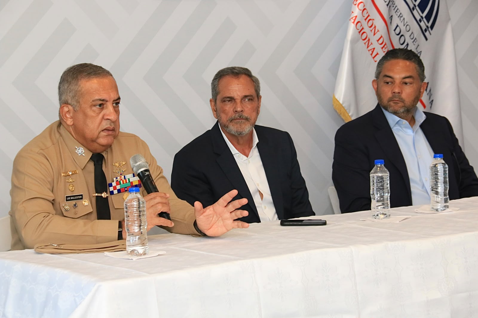 Comisionado de Béisbol y Migración buscanmejorar permisos y documentos de prospectos